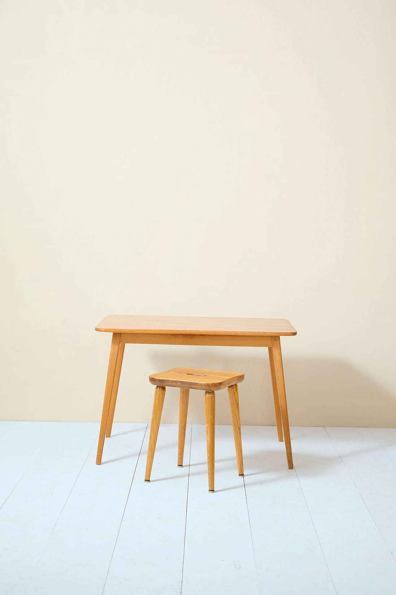 Scrivania e sgabello di Göran Malmvall, anni ’50 1179240