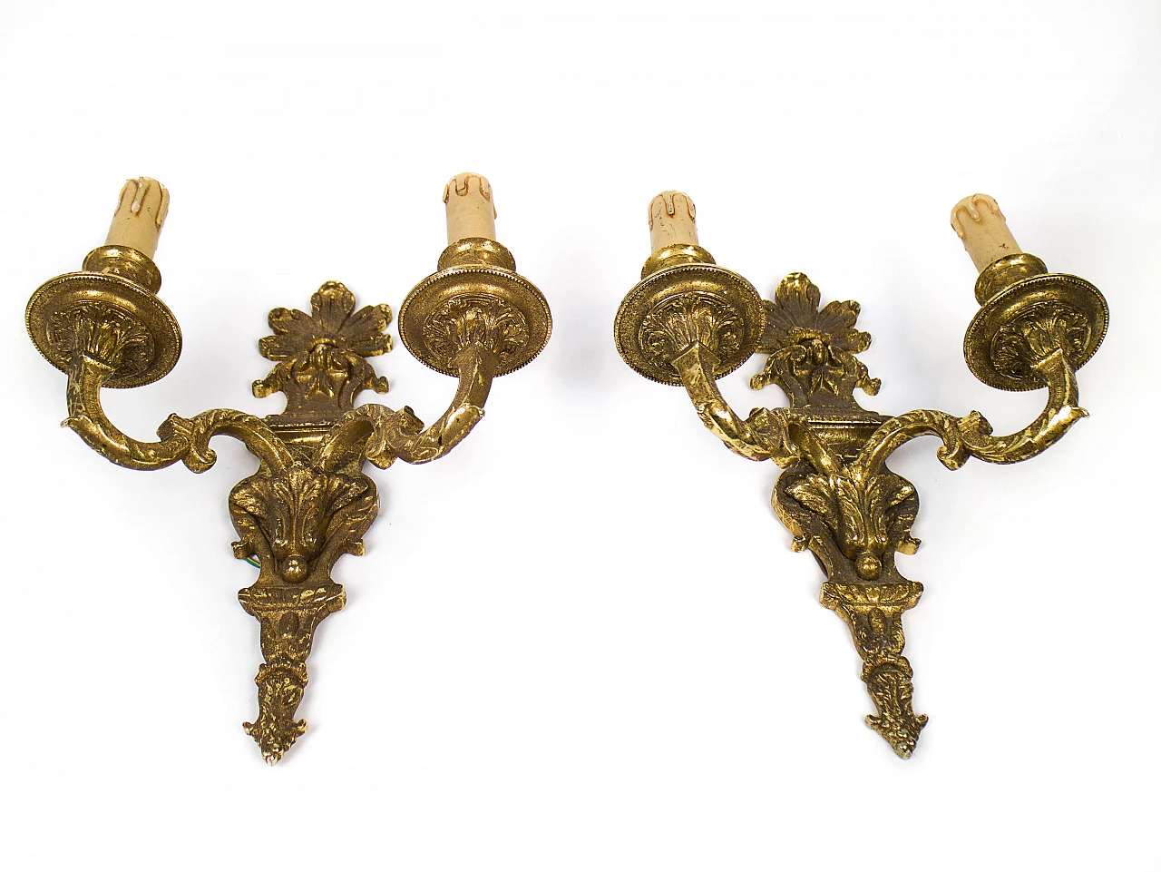 Coppia di appliques a due luci in ottone scolpito e dorato, anni '40 1179974