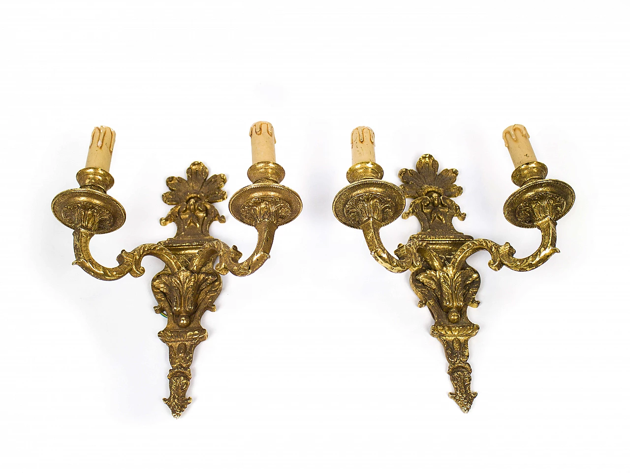 Coppia di appliques a due luci in ottone scolpito e dorato, anni '40 1179976
