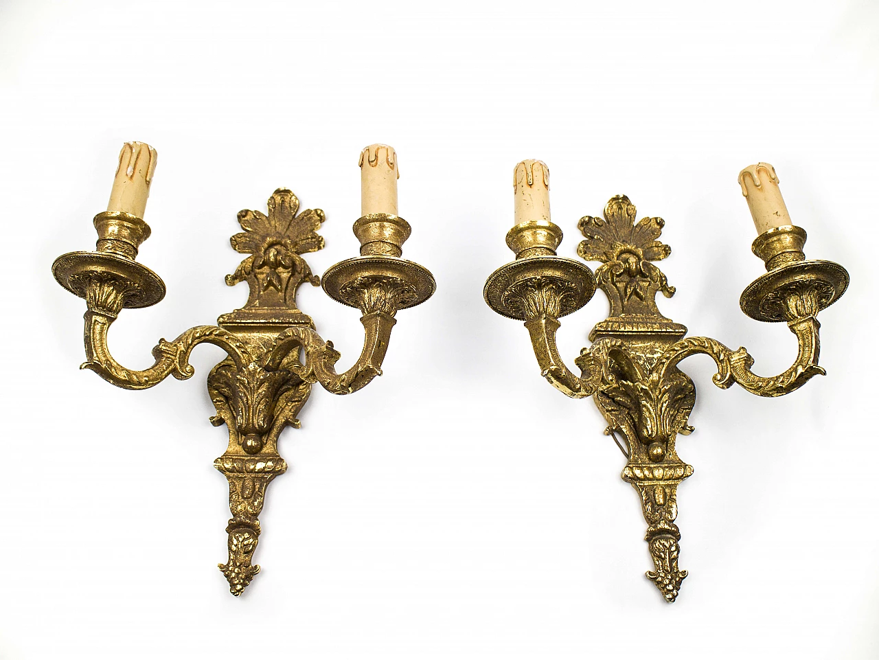 Coppia di appliques a due luci in ottone scolpito e dorato, anni '40 1179977