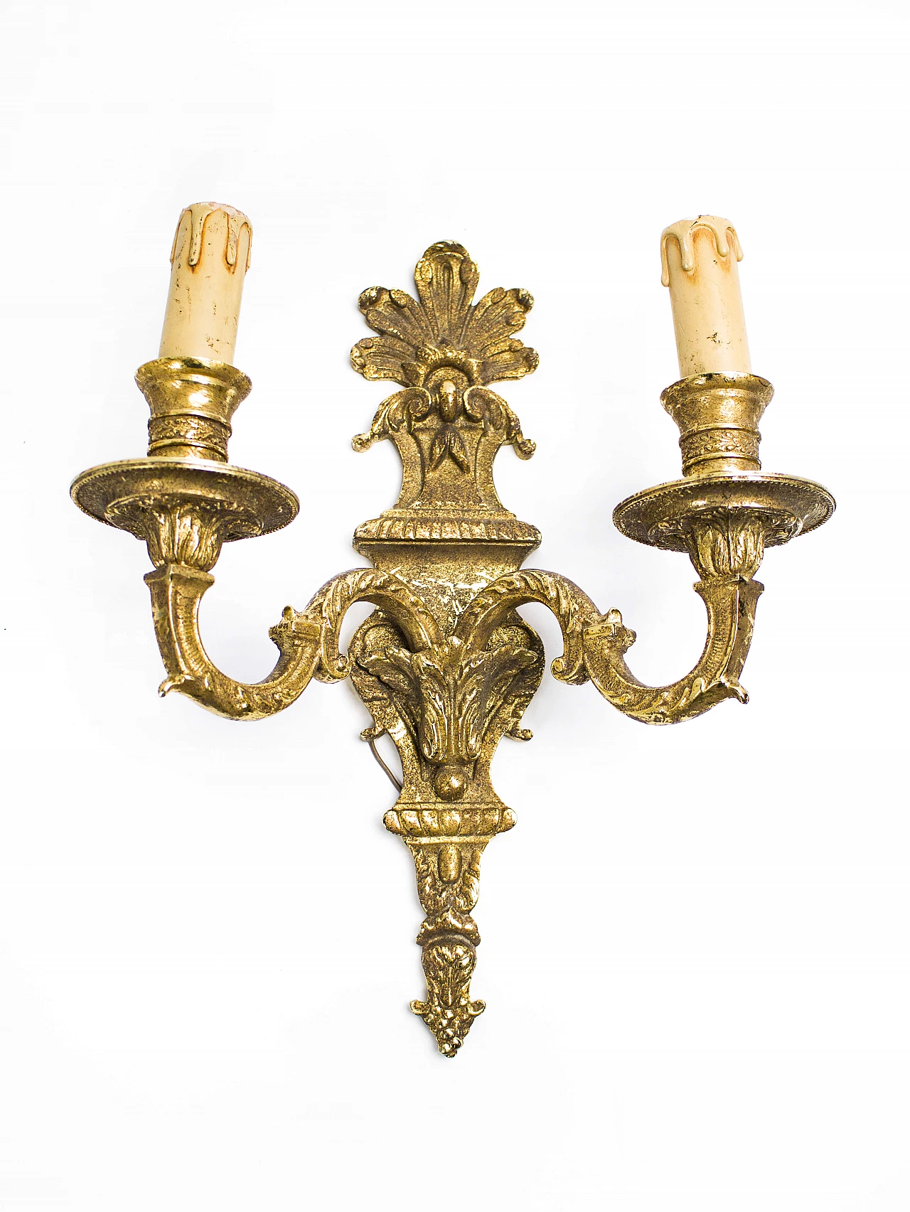 Coppia di appliques a due luci in ottone scolpito e dorato, anni '40 1179979