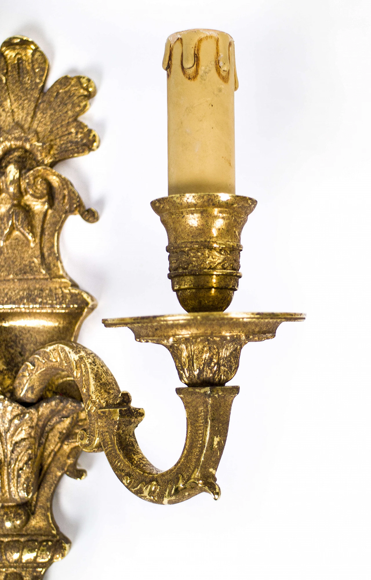 Coppia di appliques a due luci in ottone scolpito e dorato, anni '40 1179981