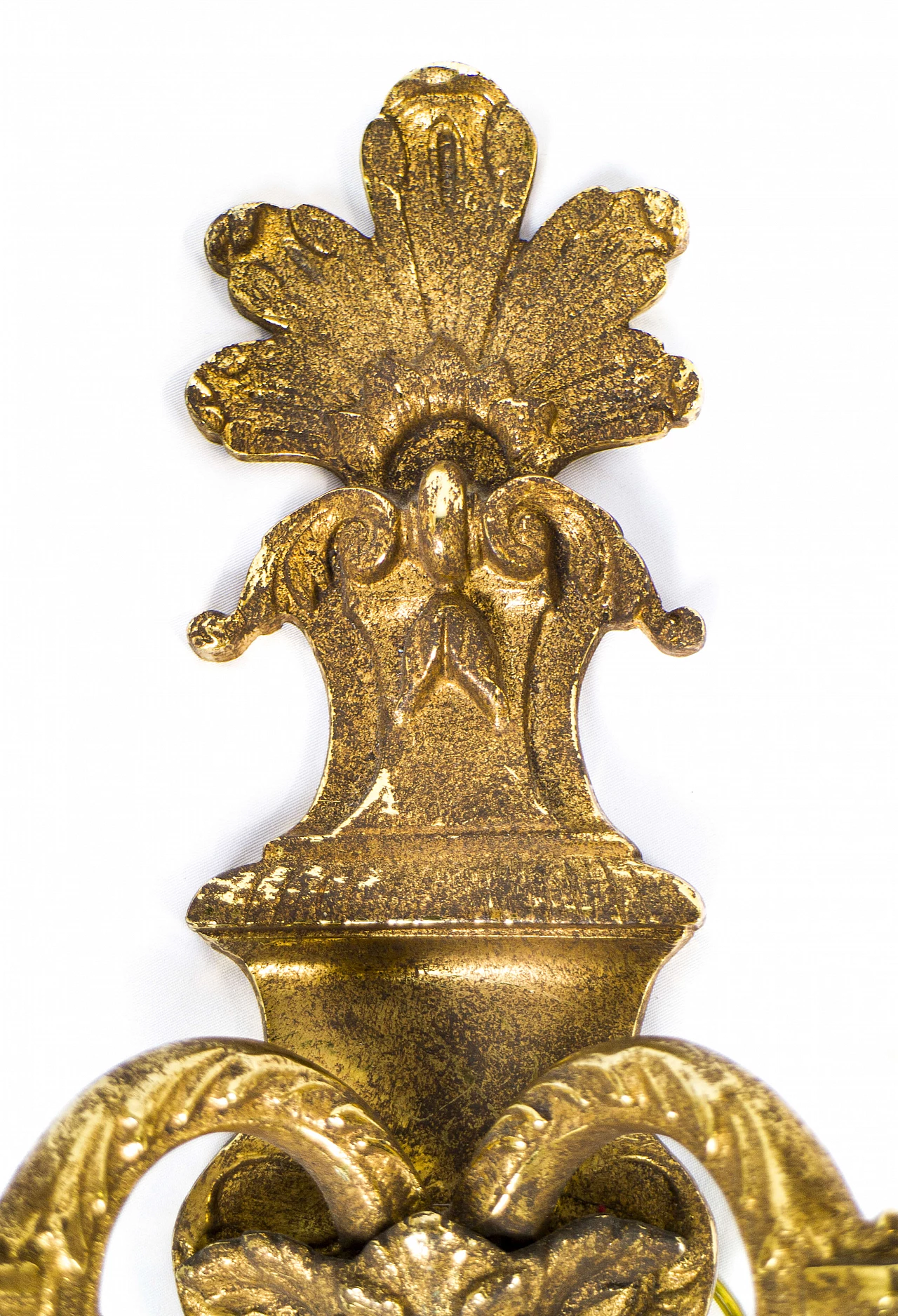 Coppia di appliques a due luci in ottone scolpito e dorato, anni '40 1179982