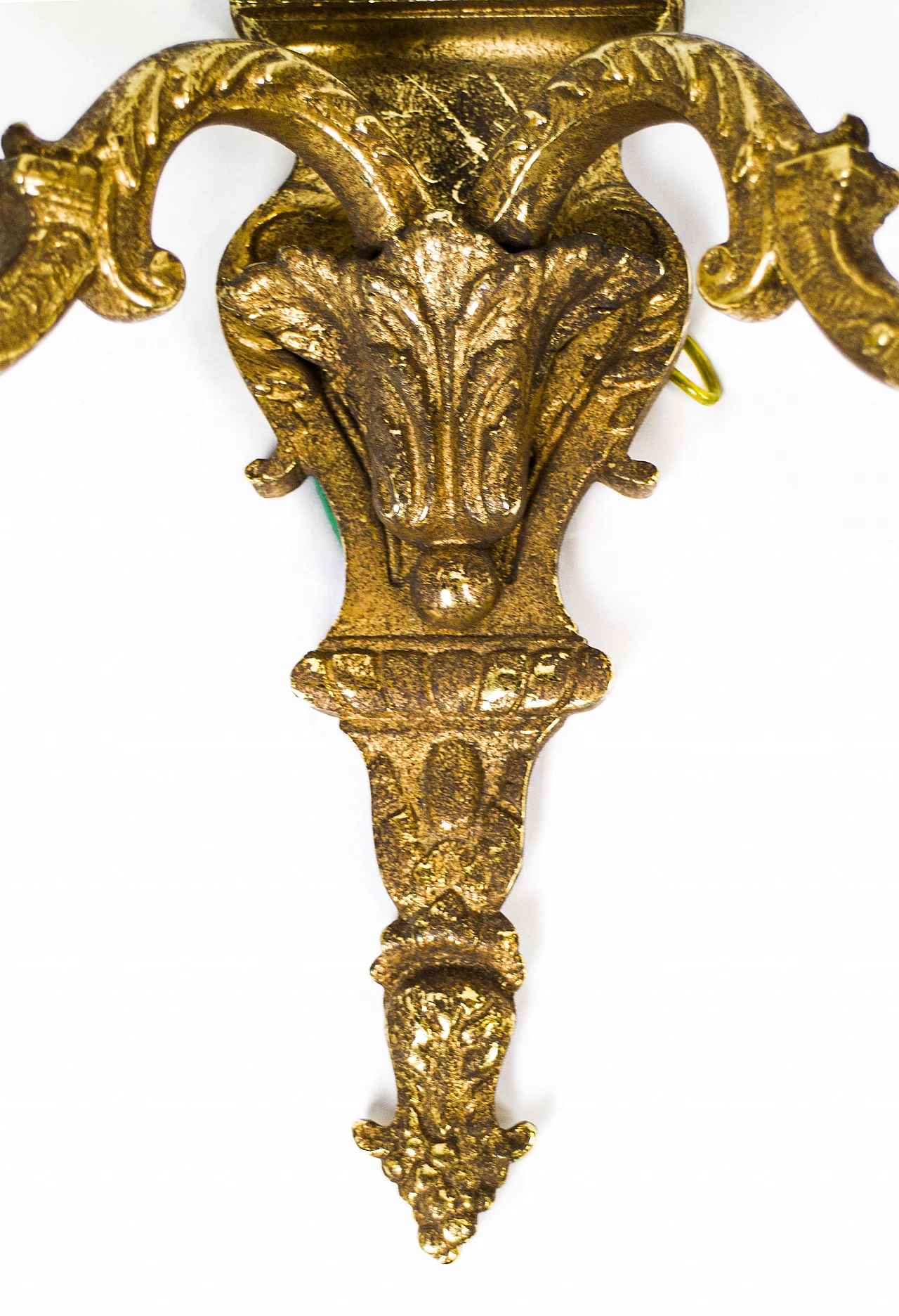Coppia di appliques a due luci in ottone scolpito e dorato, anni '40 1179984