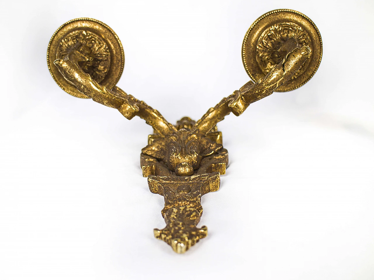 Coppia di appliques a due luci in ottone scolpito e dorato, anni '40 1179985