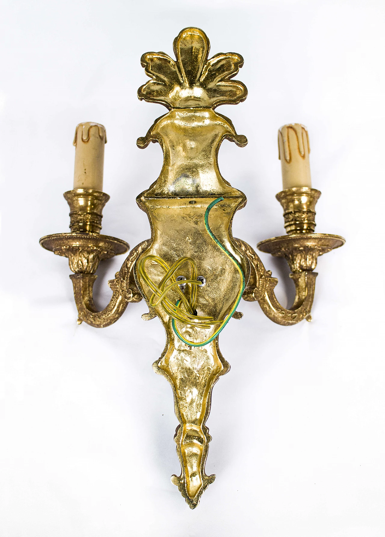 Coppia di appliques a due luci in ottone scolpito e dorato, anni '40 1179986