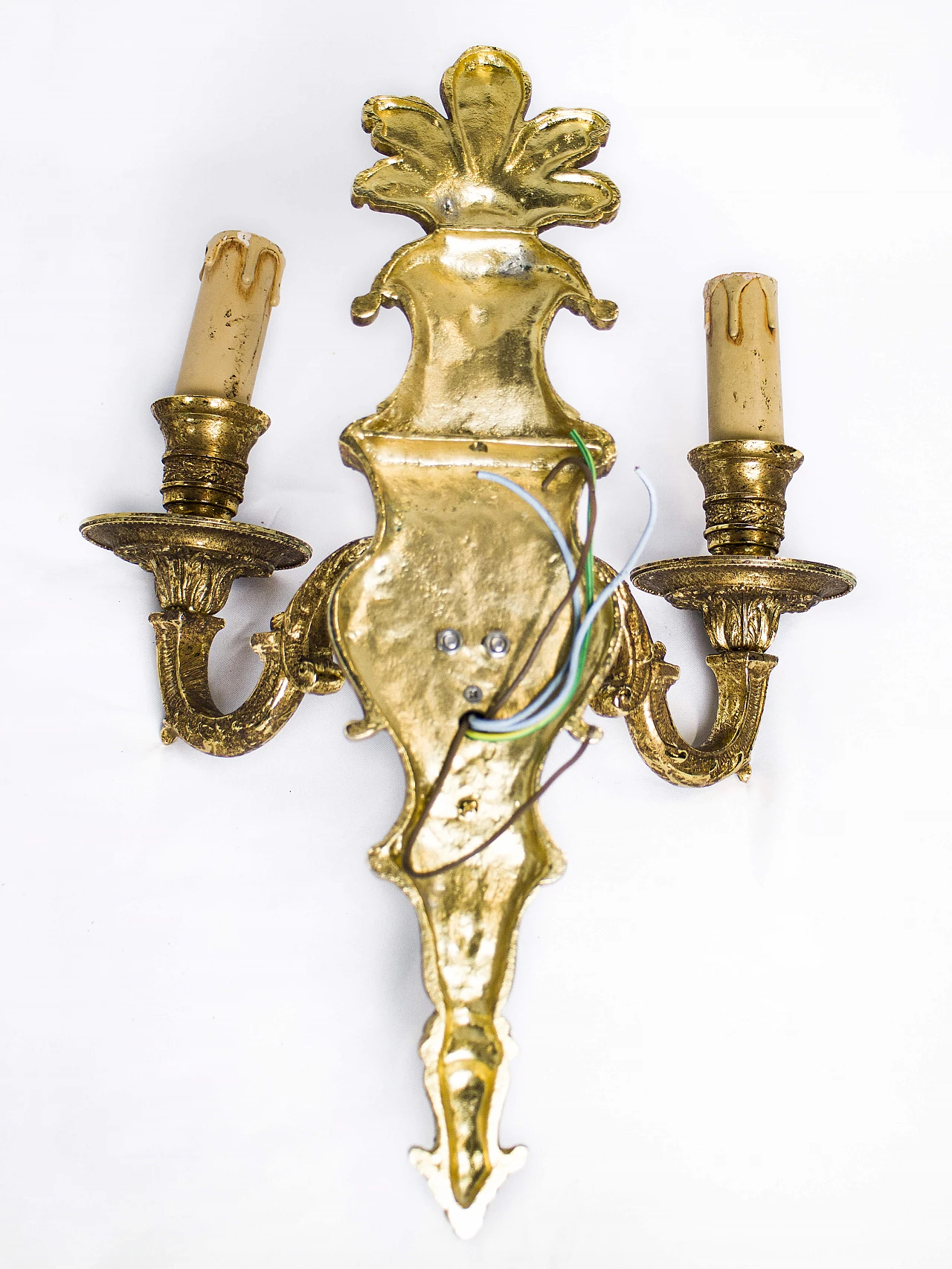 Coppia di appliques a due luci in ottone scolpito e dorato, anni '40 1179987