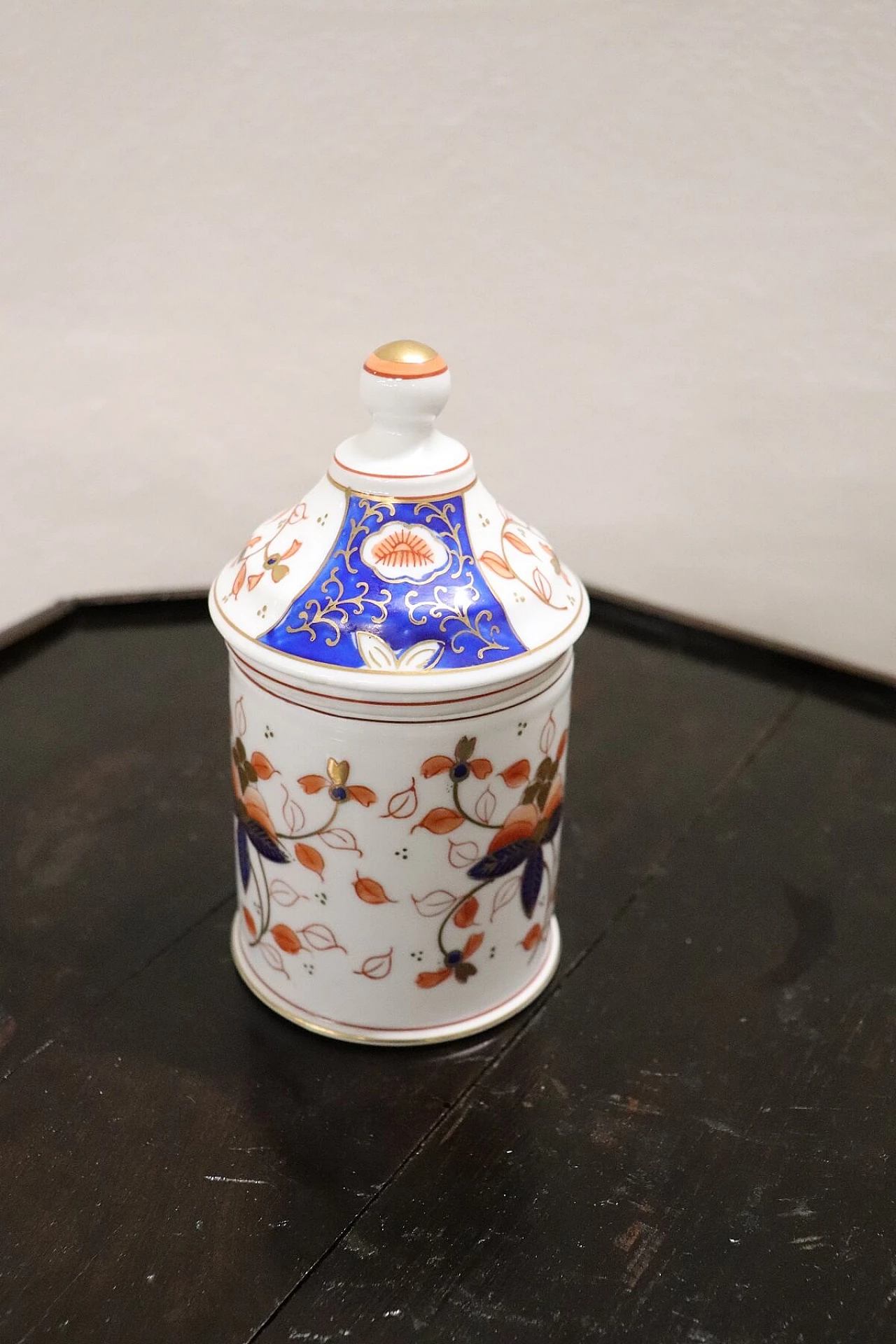 Oriental hand-painted porcelain jar Japan XX century 1085617