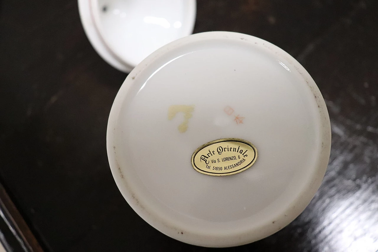 Oriental hand-painted porcelain jar Japan XX century 1085621