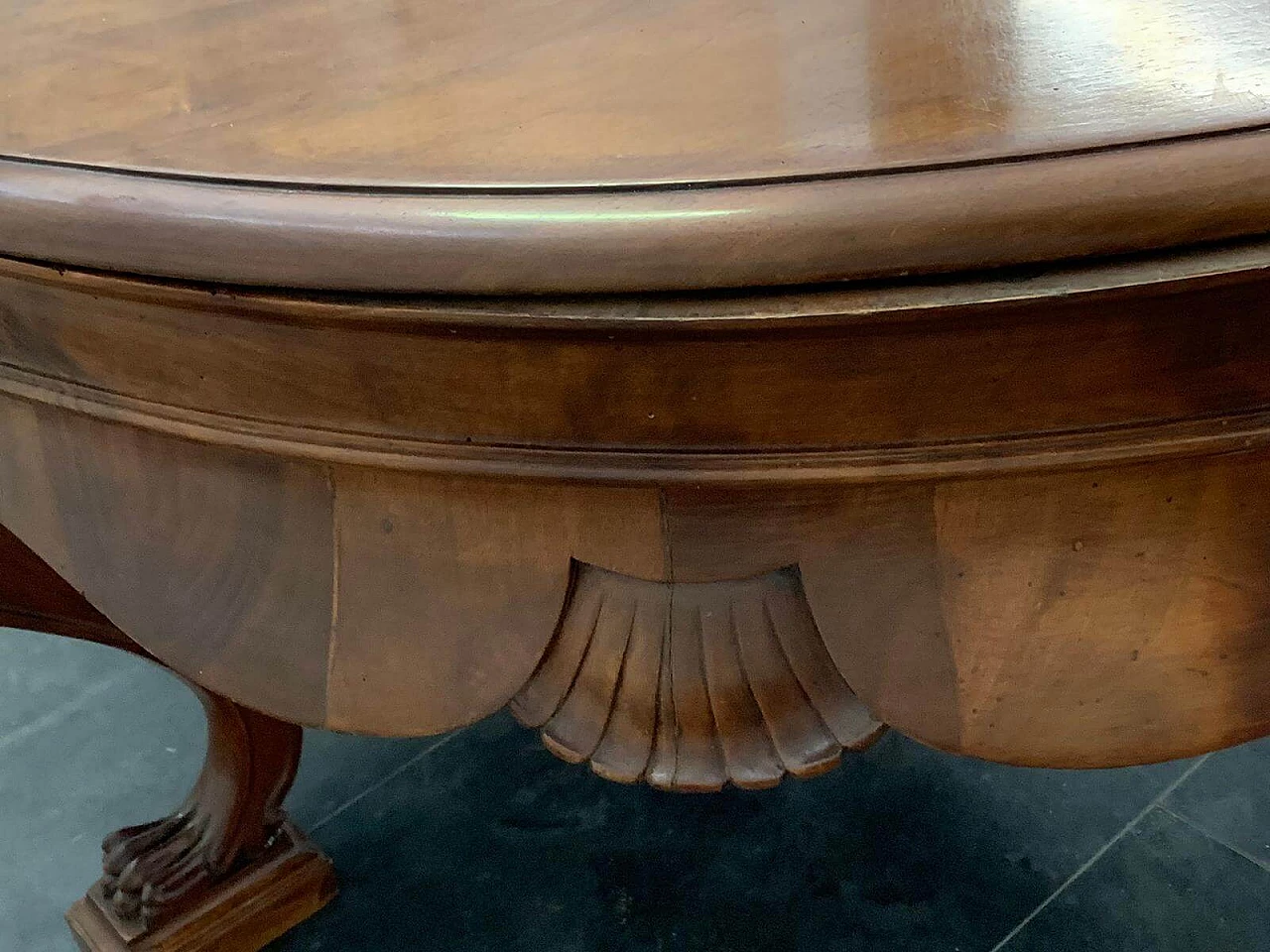 Grande tavolo rotondo in stile Direttorio, in noce, fine '700 1086112