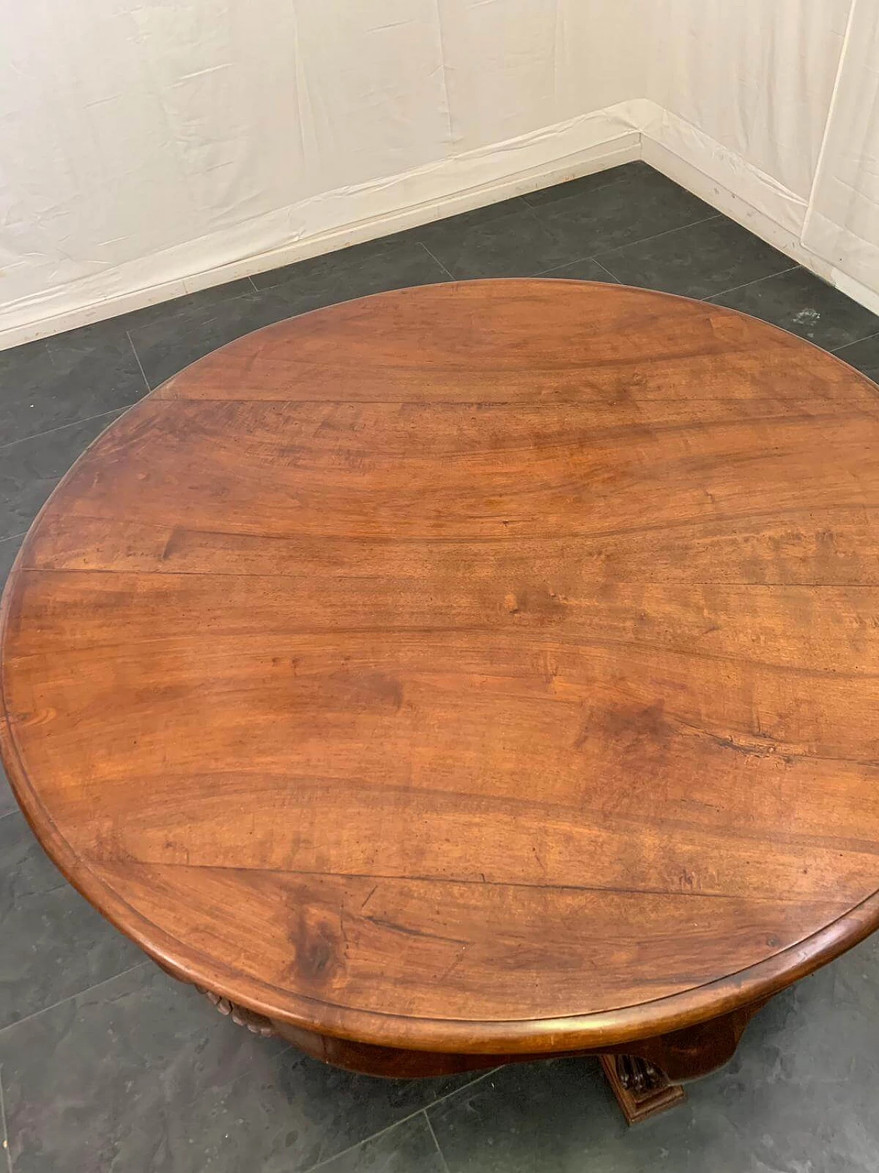 Large round Directory table in walnut, end of the 18th century 1086113