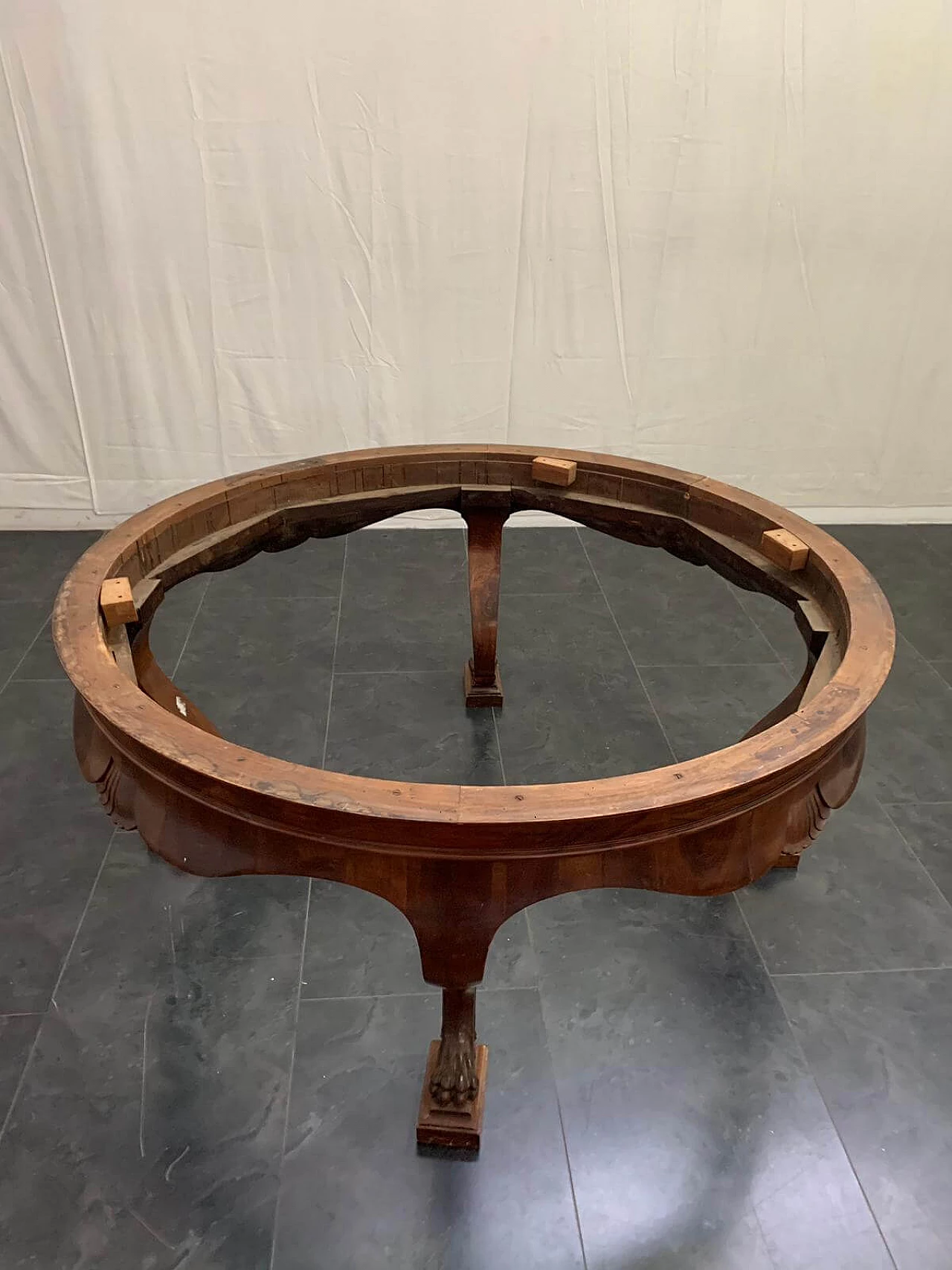 Large round Directory table in walnut, end of the 18th century 1086115