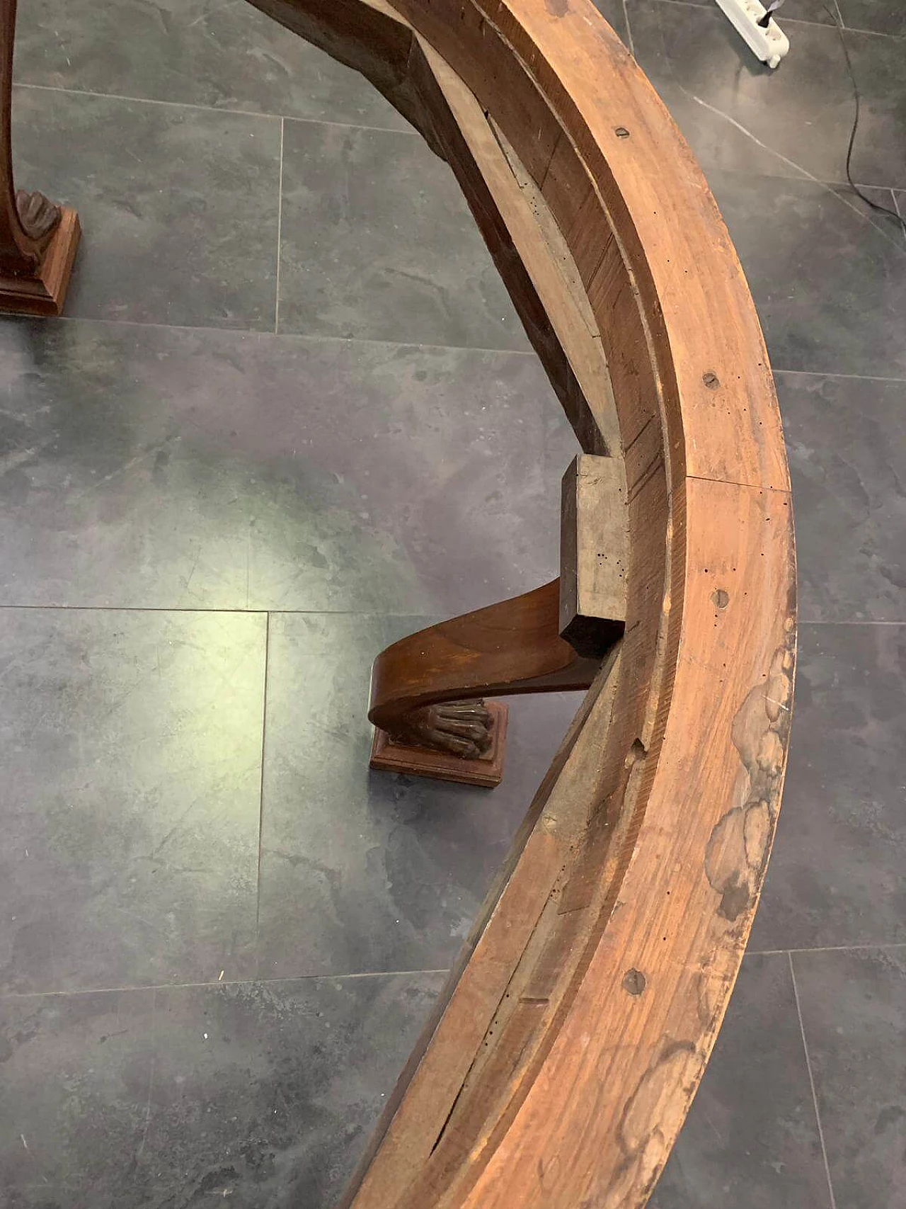 Large round Directory table in walnut, end of the 18th century 1086117