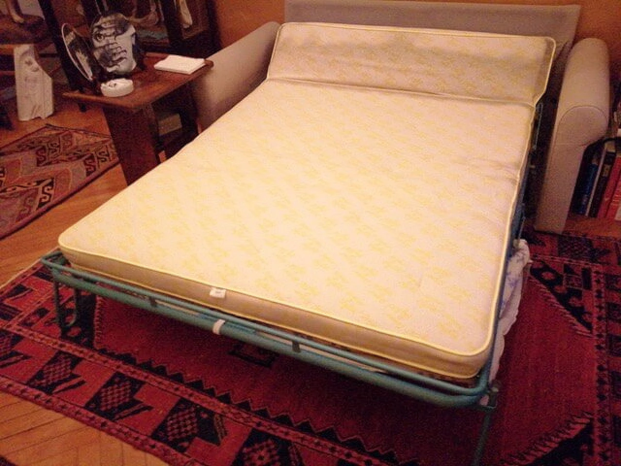 Divano-letto beige con tessuto a righe, anni '80 1086489