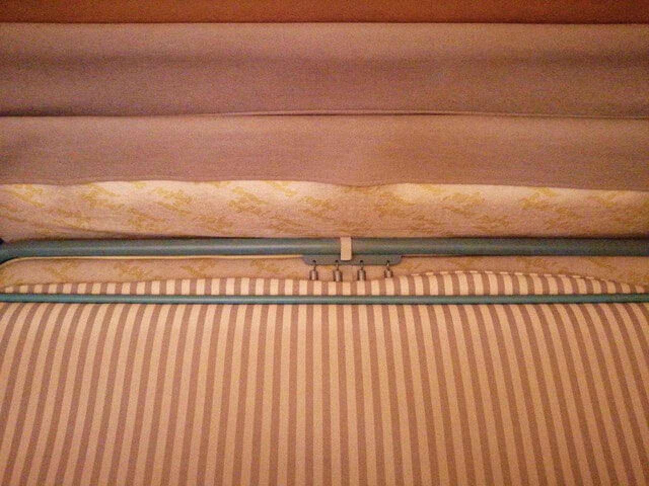 Divano-letto beige con tessuto a righe, anni '80 1086491