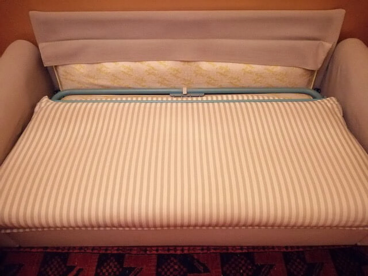 Divano-letto beige con tessuto a righe, anni '80 1086492
