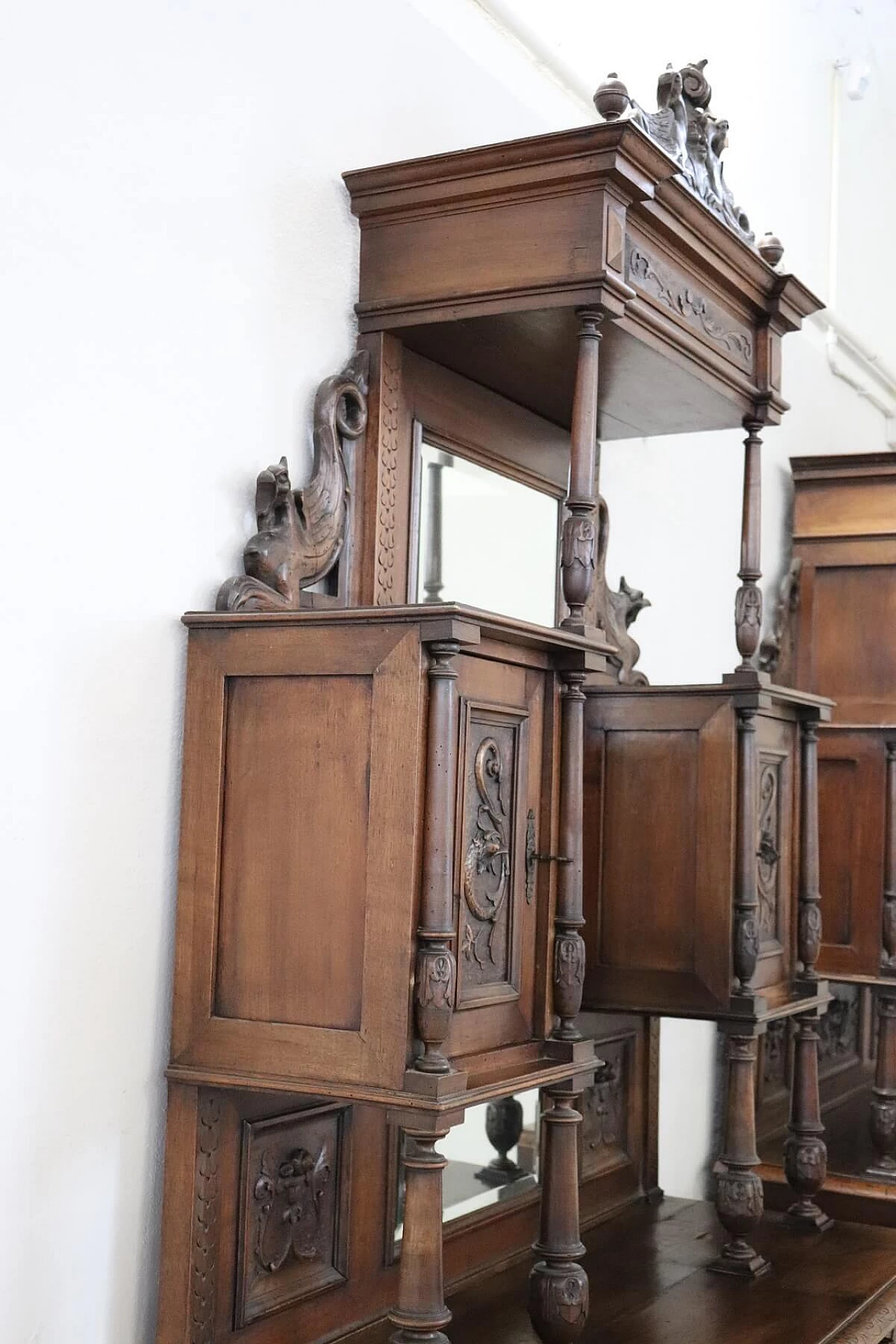 Coppia di credenze neo rinascimentali in noce scolpito sec. XIX 1086913