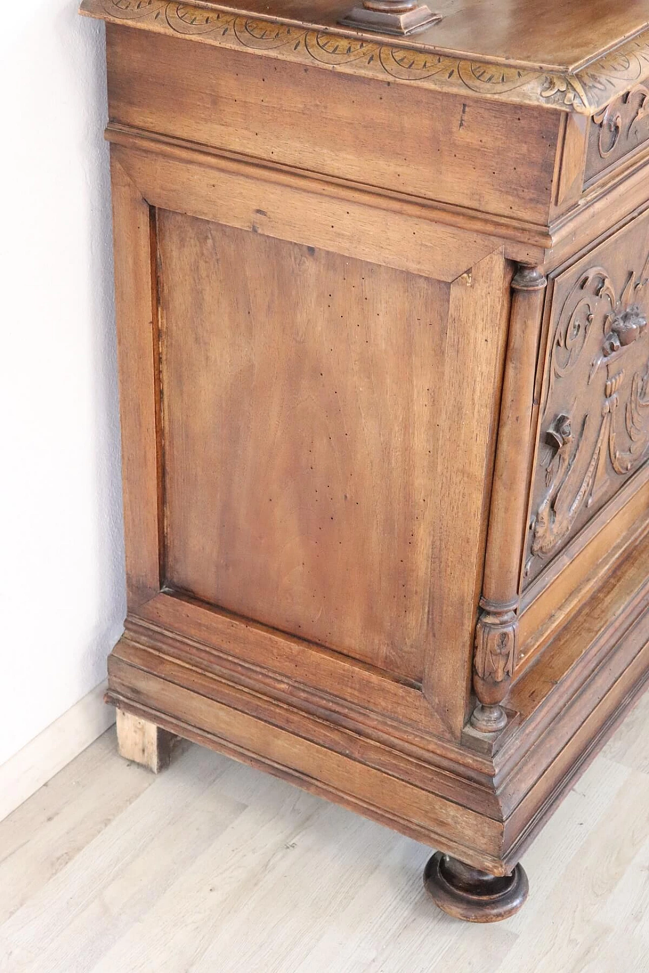 Coppia di credenze neo rinascimentali in noce scolpito sec. XIX 1086914