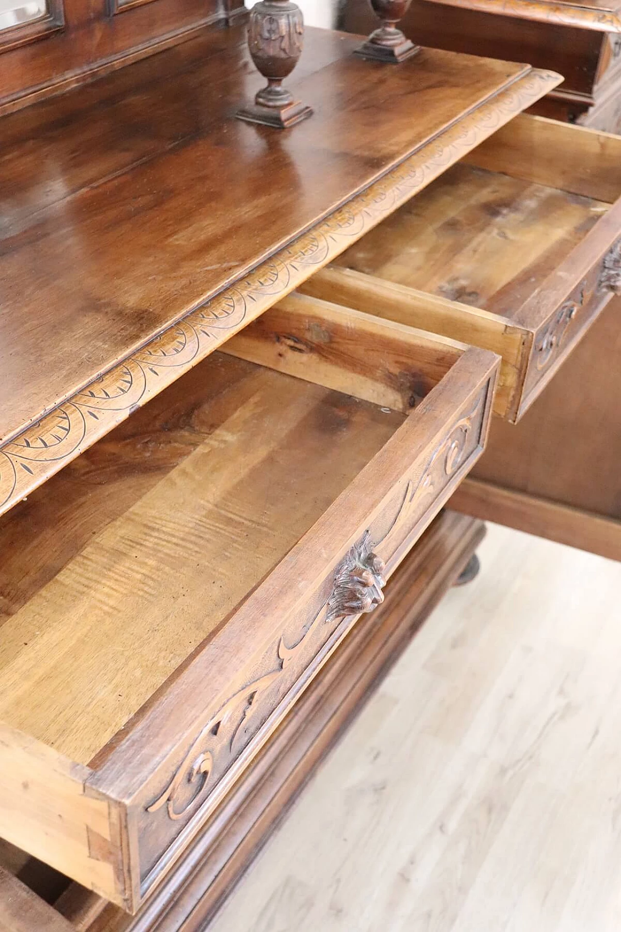 Coppia di credenze neo rinascimentali in noce scolpito sec. XIX 1086916