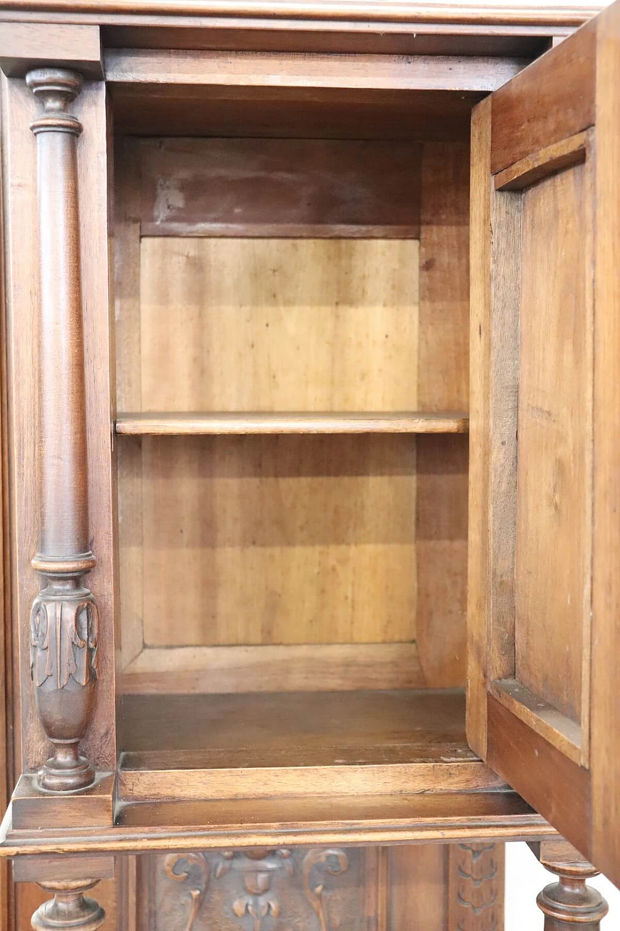 Coppia di credenze neo rinascimentali in noce scolpito sec. XIX 1086917