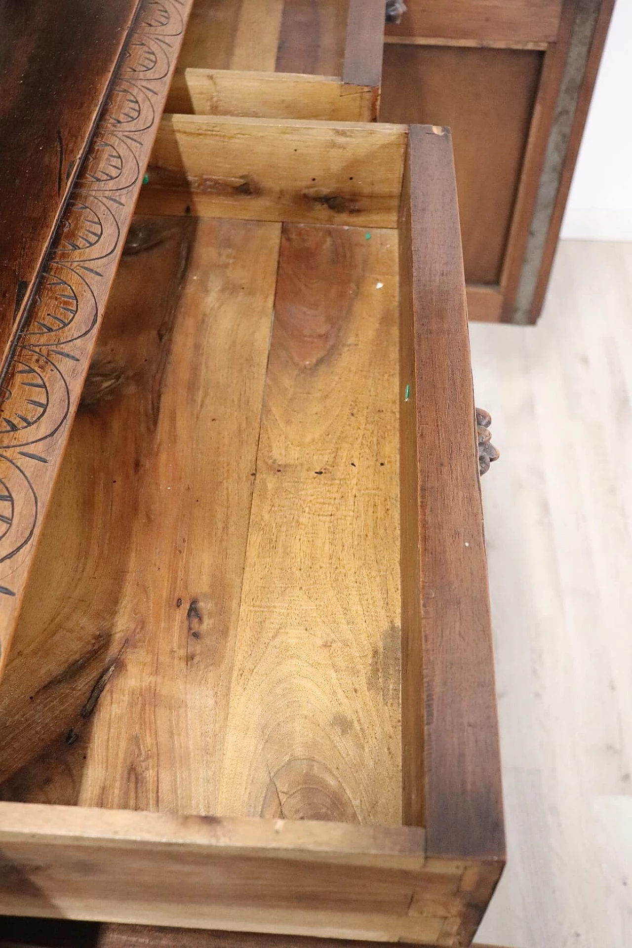 Coppia di credenze neo rinascimentali in noce scolpito sec. XIX 1086921