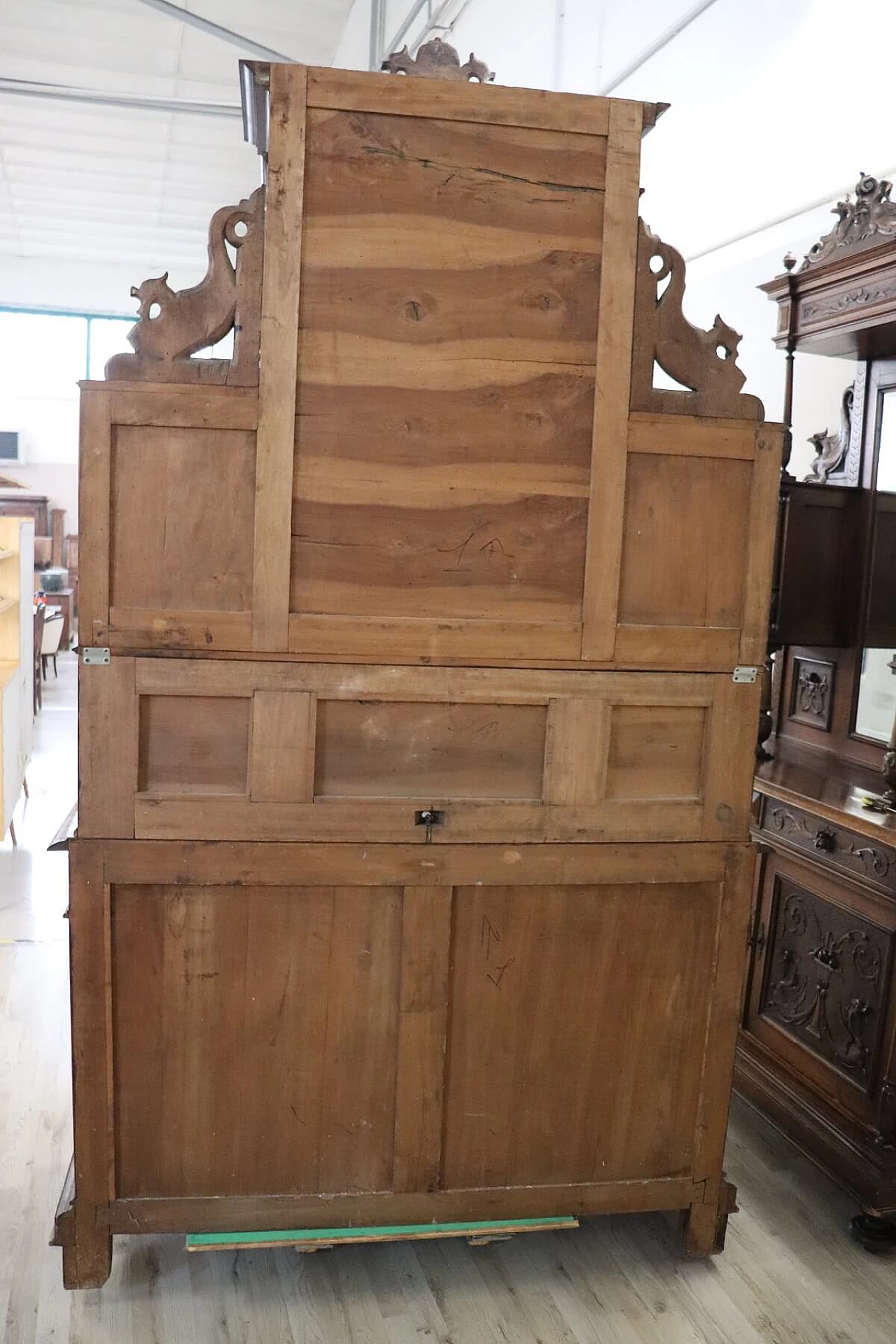 Coppia di credenze neo rinascimentali in noce scolpito sec. XIX 1086926