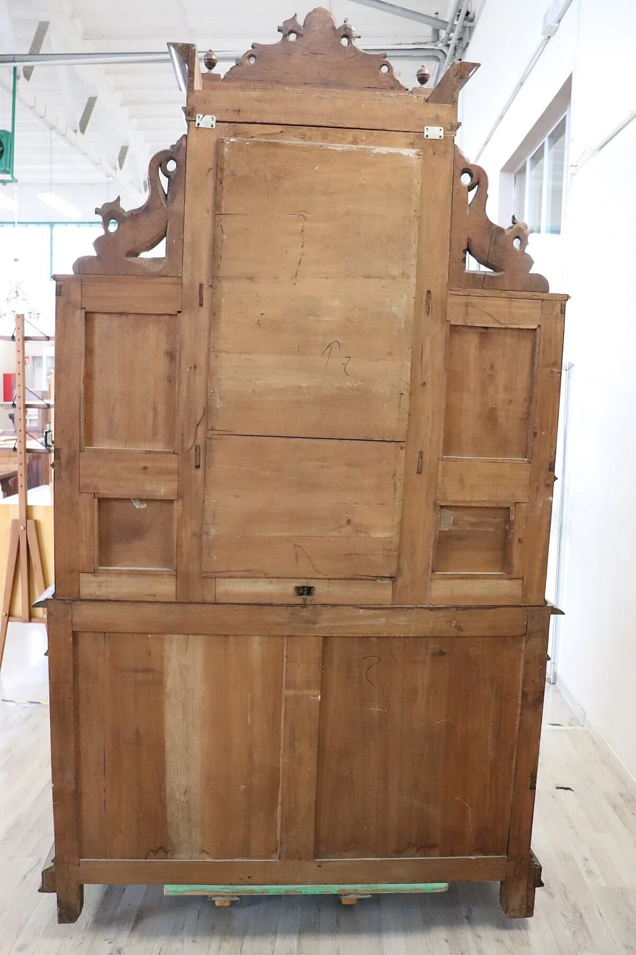 Coppia di credenze neo rinascimentali in noce scolpito sec. XIX 1086927