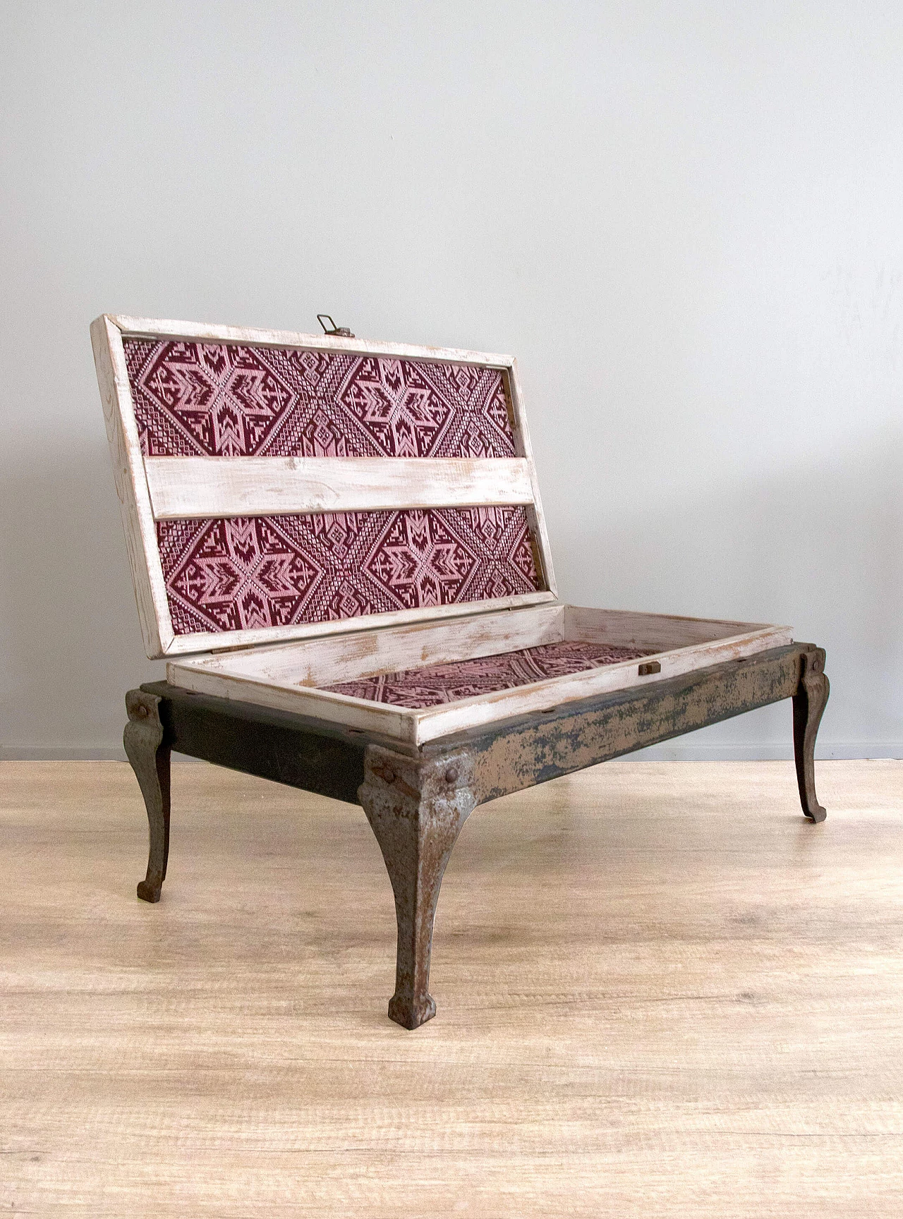 Piccolo tavolo apribile, foderato in tessuto all'interno 1087017