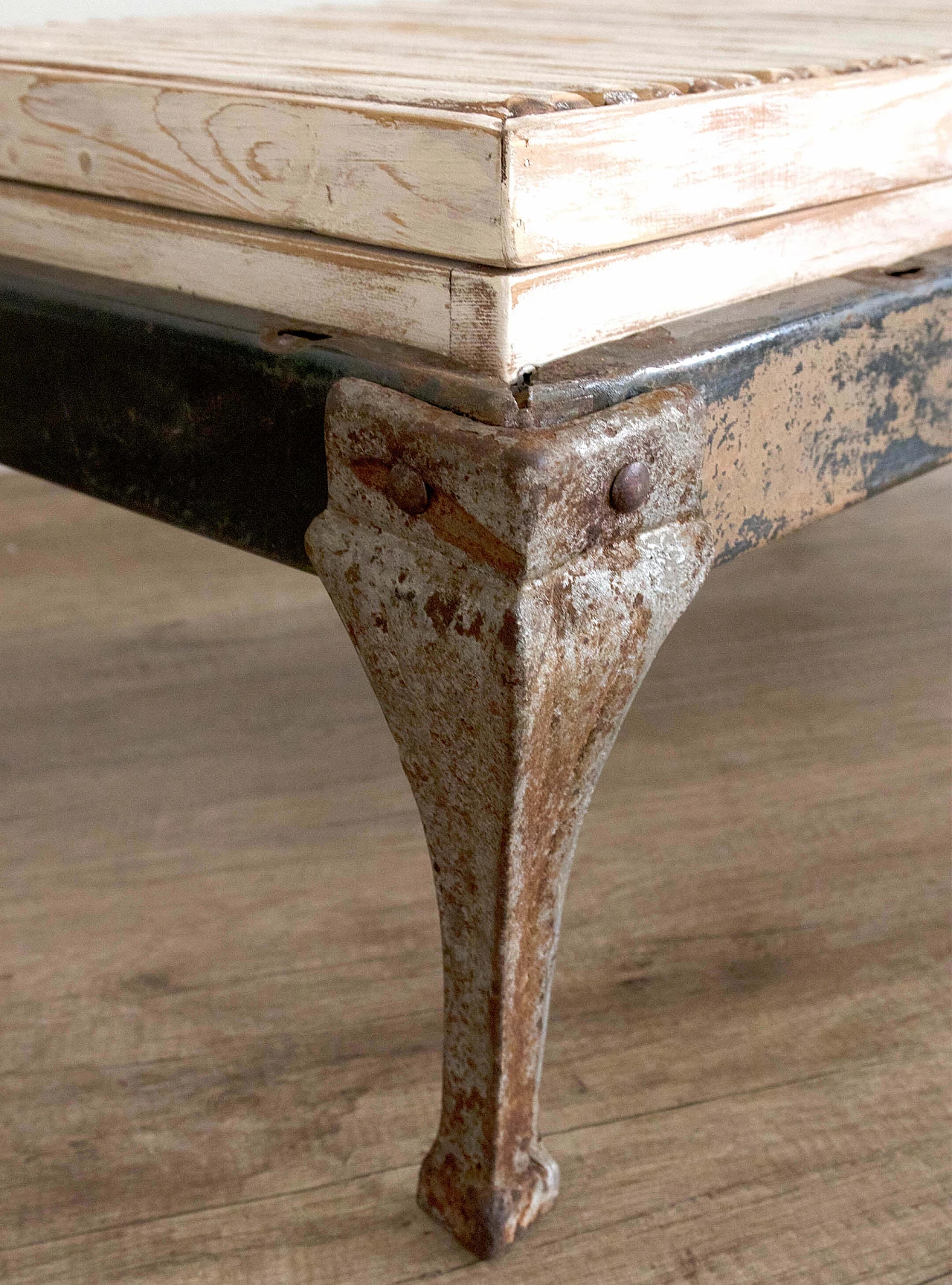 Piccolo tavolo apribile, foderato in tessuto all'interno 1087020