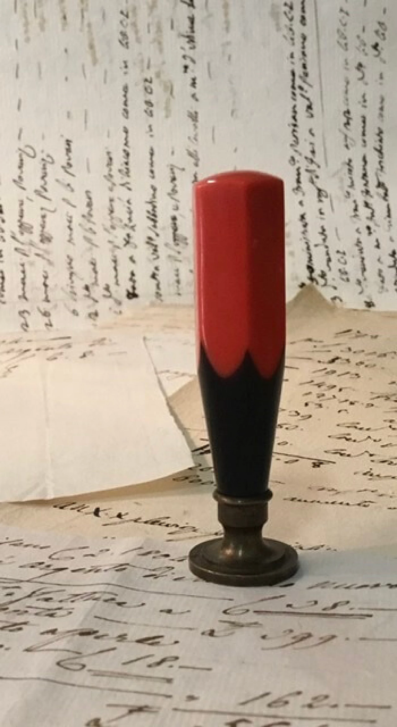 Bakelite seal, letters D F 1087673