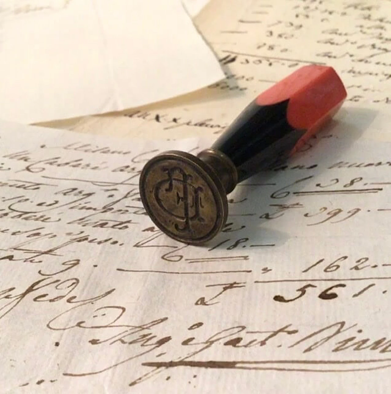 Bakelite seal, letters D F 1087675