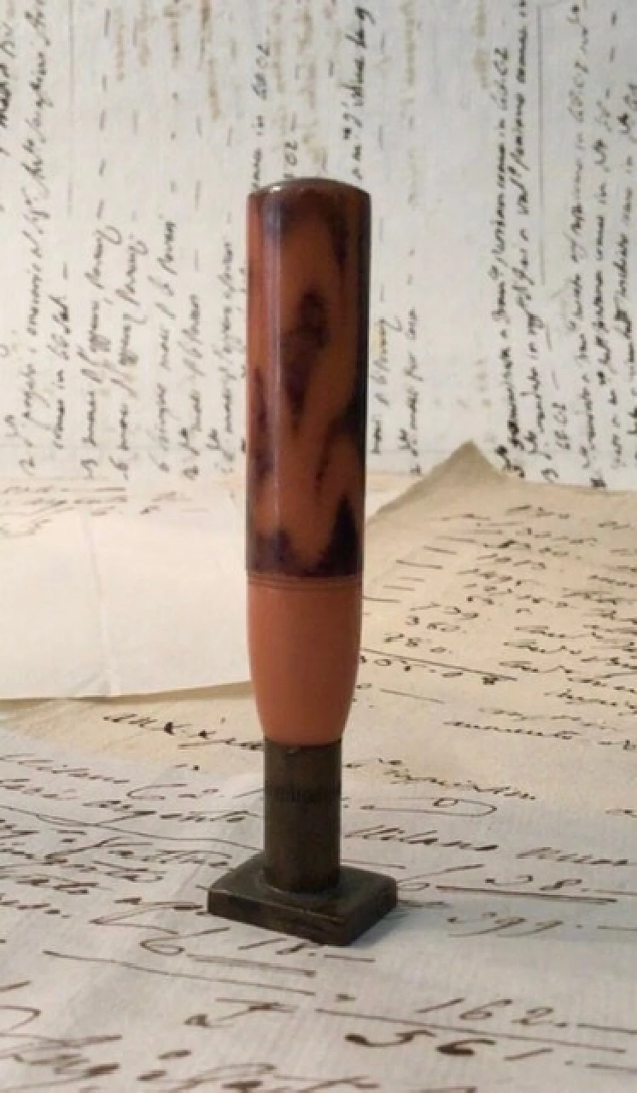 Bakelite seal, letters E G 1087784