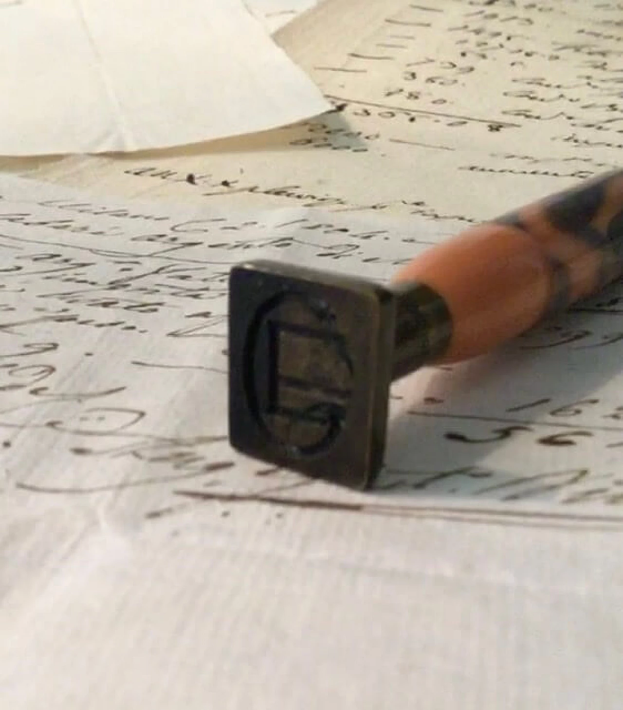 Bakelite seal, letters E G 1087785