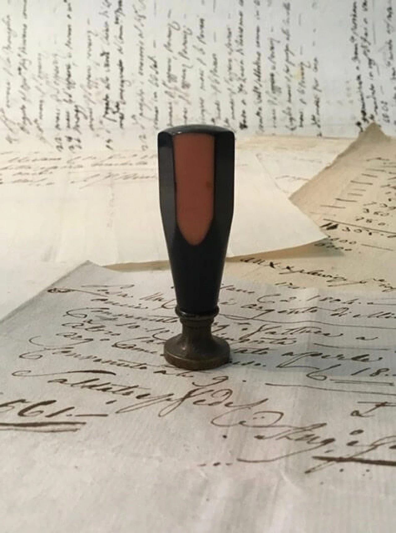 Sigillo in bachelite, lettere L M 1087787