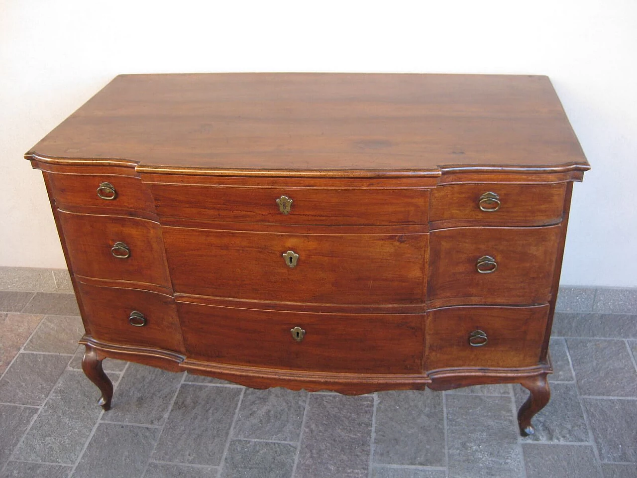 Antique moved walnut dresser, Veneto, 18th century 1088017