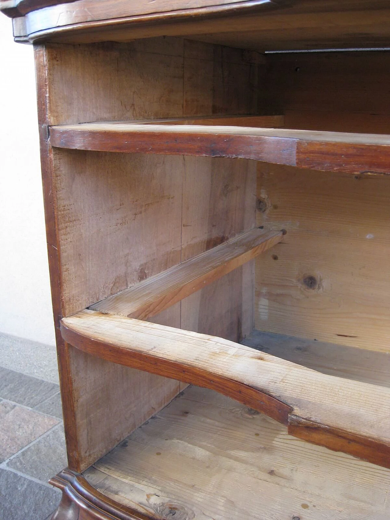 Antique moved walnut dresser, Veneto, 18th century 1088021