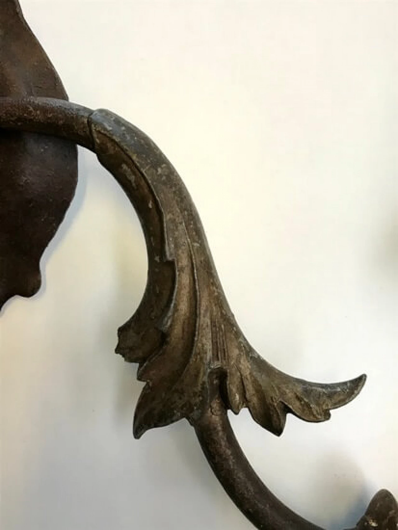 3 Appliques girevoli in ferro, decorazione in piombo fuso 1088429