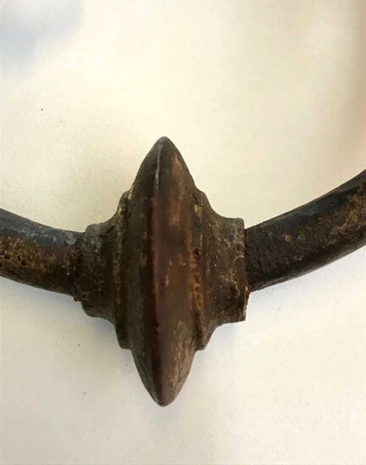 3 Appliques girevoli in ferro, decorazione in piombo fuso 1088430