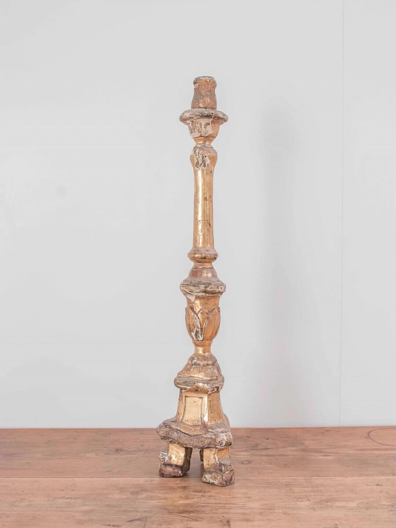 Antique Italian candle holder in fir and gold leaf 1088703