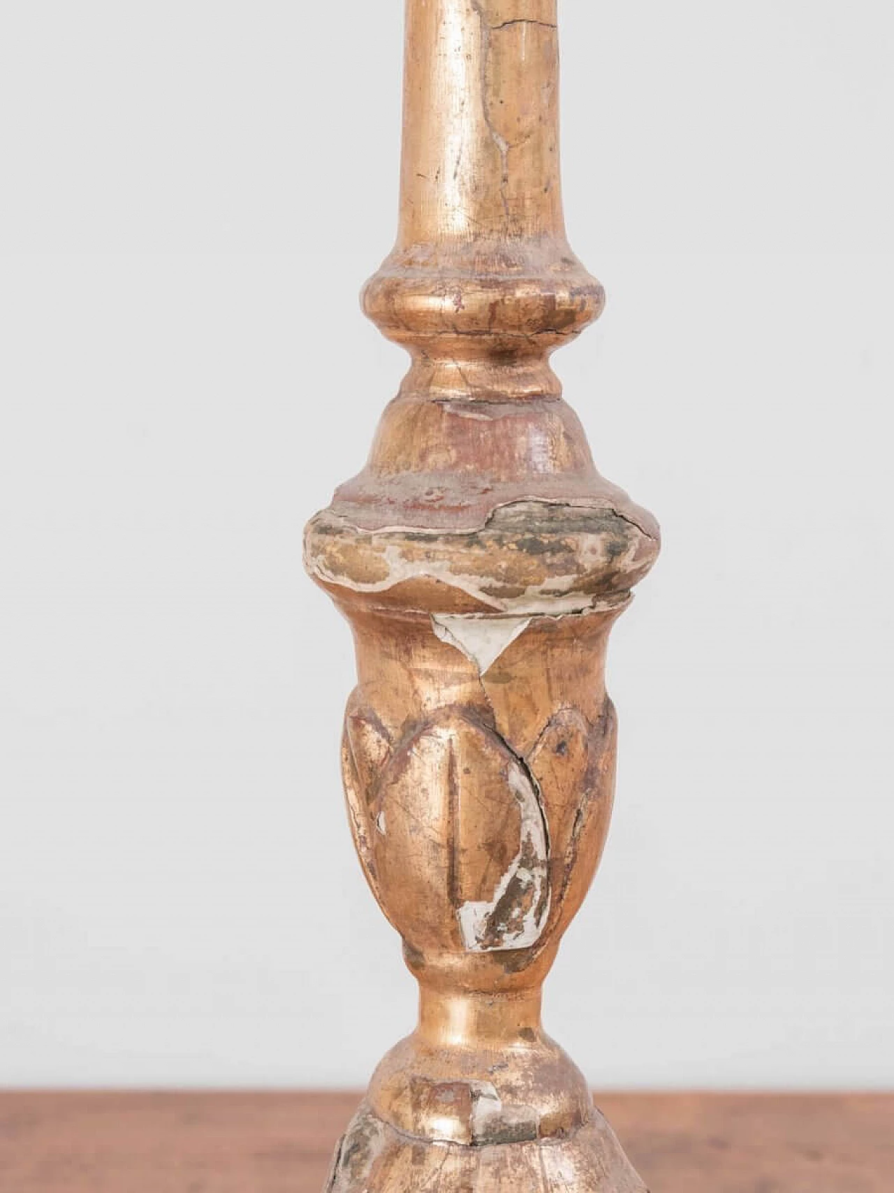 Antique Italian candle holder in fir and gold leaf 1088705