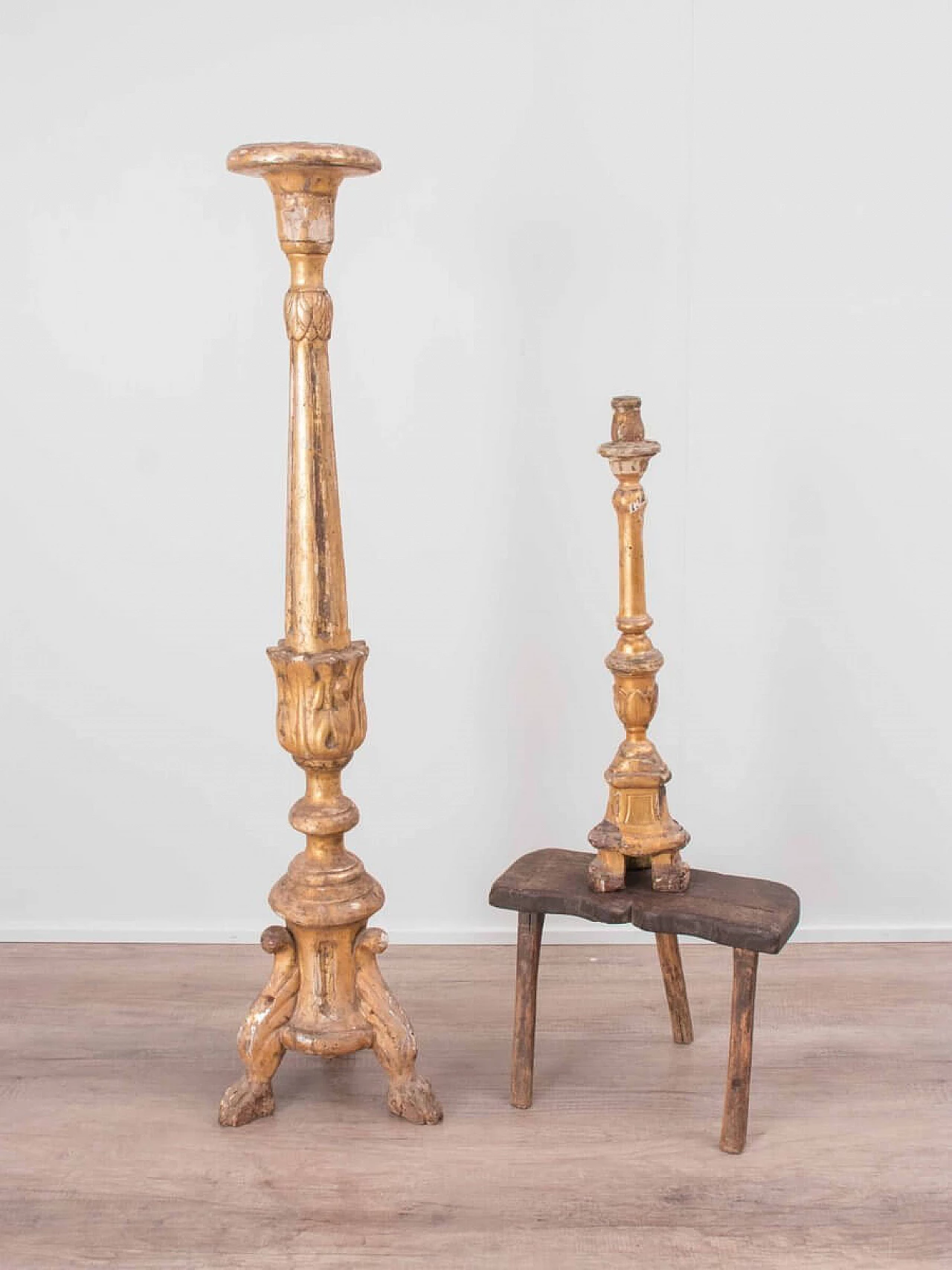 Antique Italian candle holder in fir and gold leaf 1088708