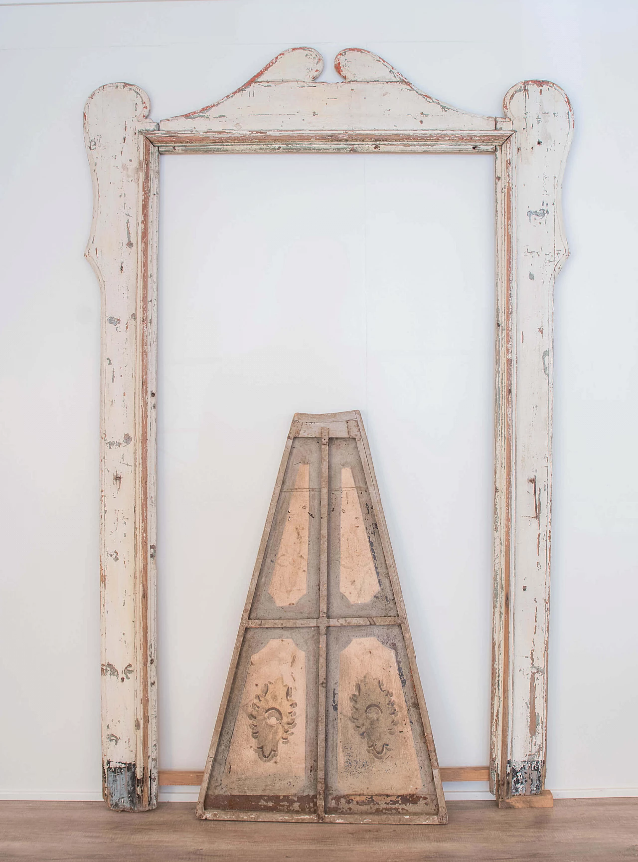 Wooden door frame painted in white, 18th century 1088819