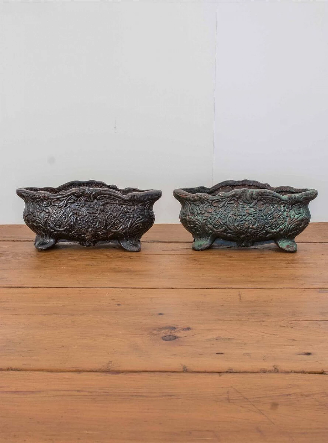 Pair of antique Italian cast iron vases, end of the 19th century 1088851
