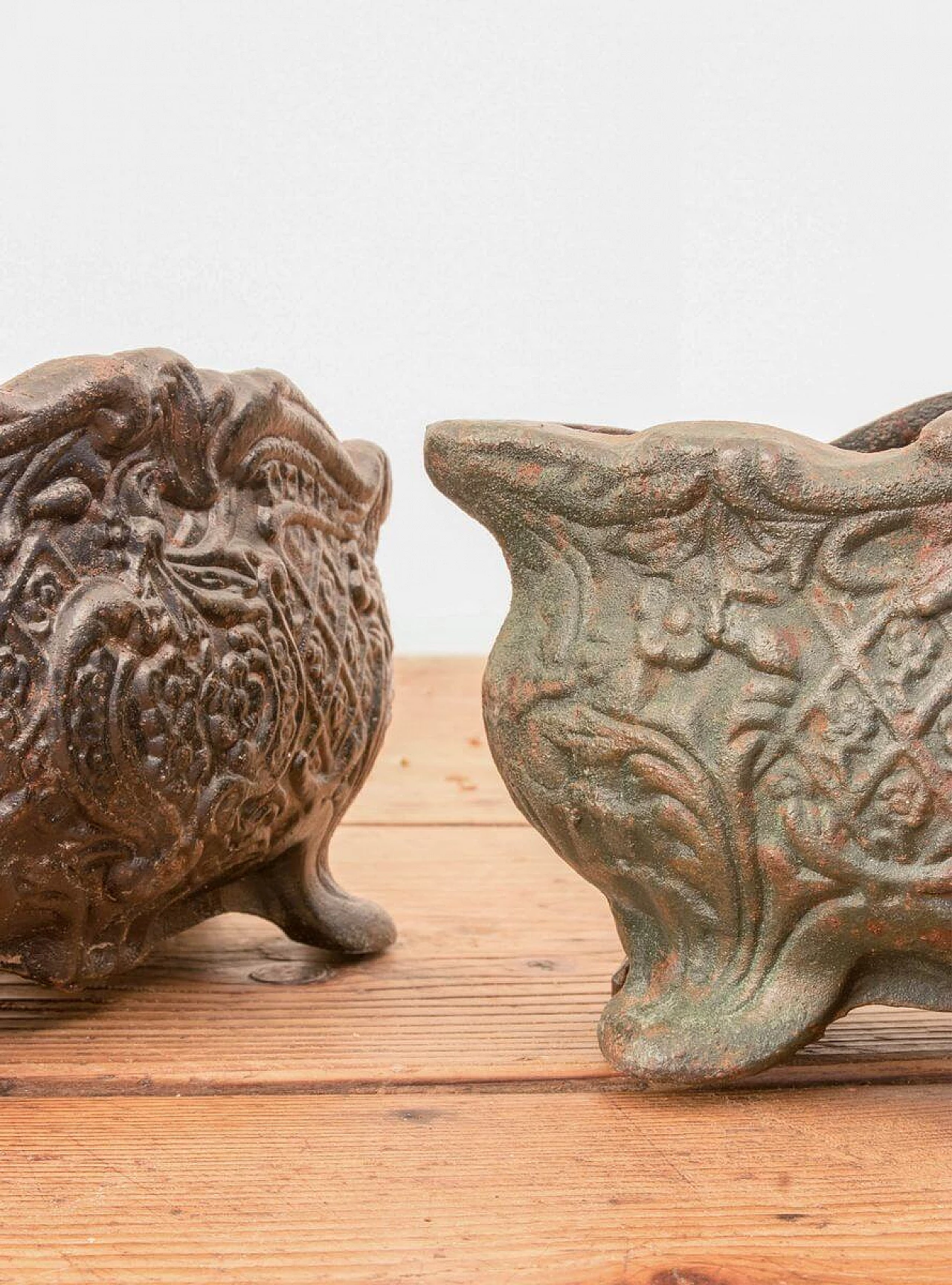 Pair of antique Italian cast iron vases, end of the 19th century 1088854
