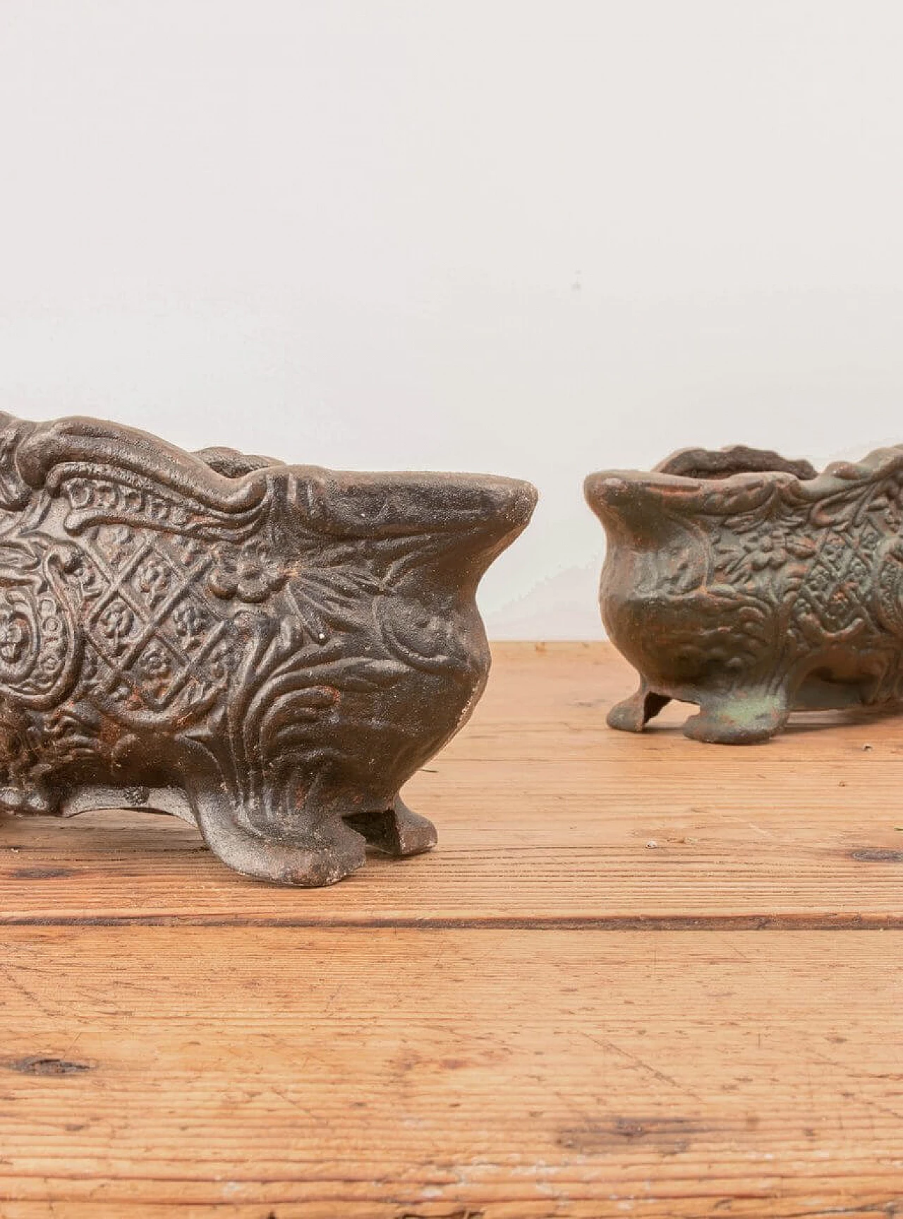 Pair of antique Italian cast iron vases, end of the 19th century 1088857