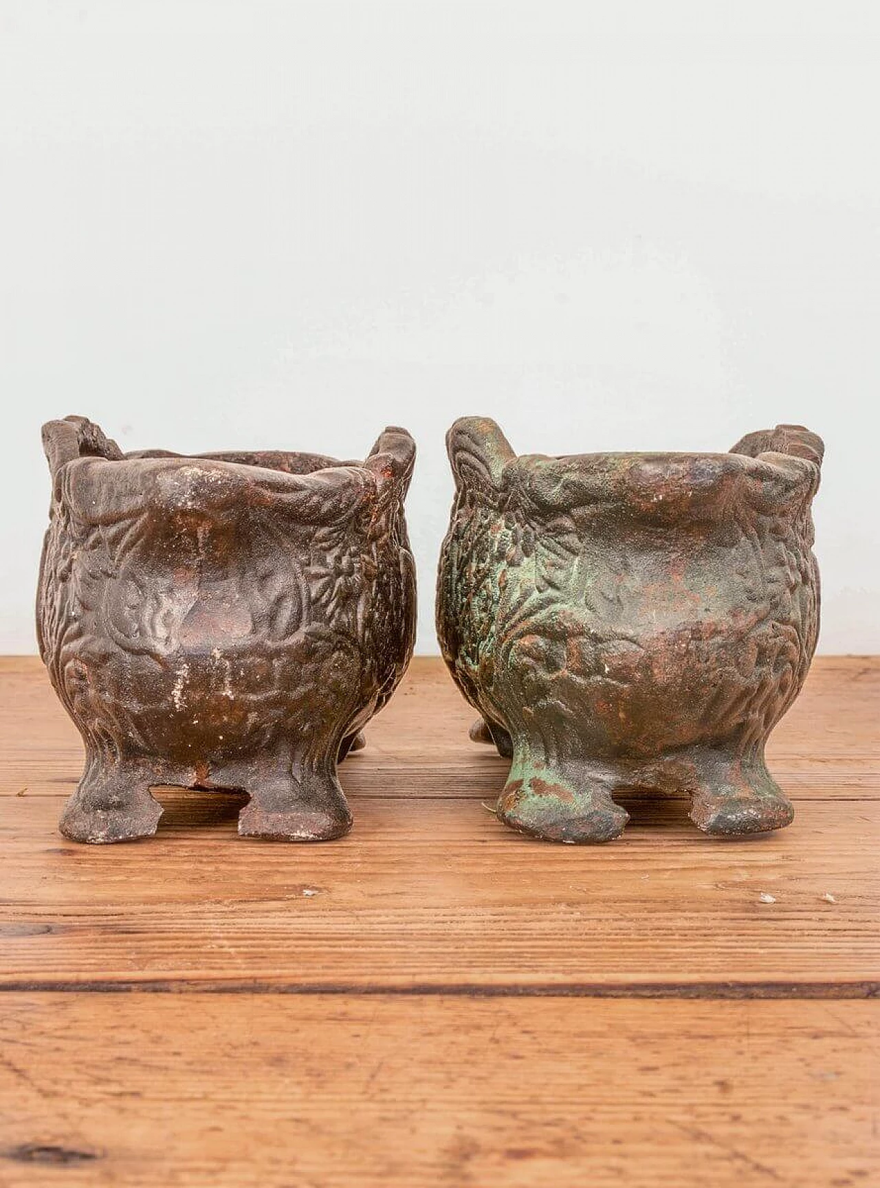 Pair of antique Italian cast iron vases, end of the 19th century 1088860