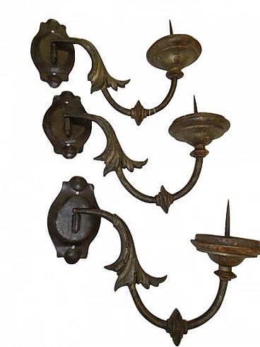 3 Appliques girevoli in ferro, decorazione in piombo fuso