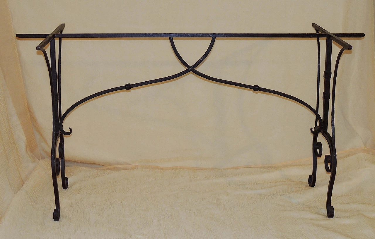 Wrought iron table created with litter tray 1089528