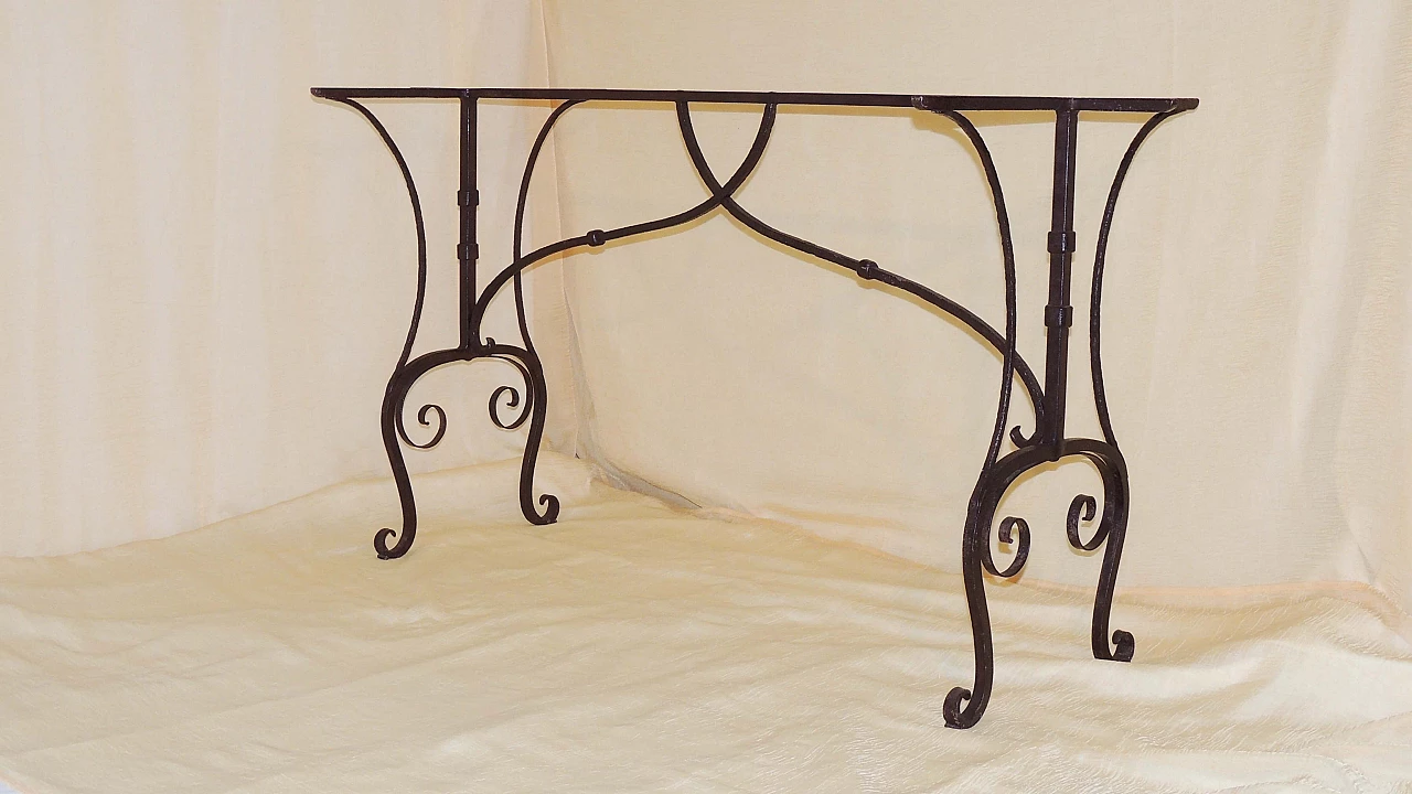Wrought iron table created with litter tray 1089529