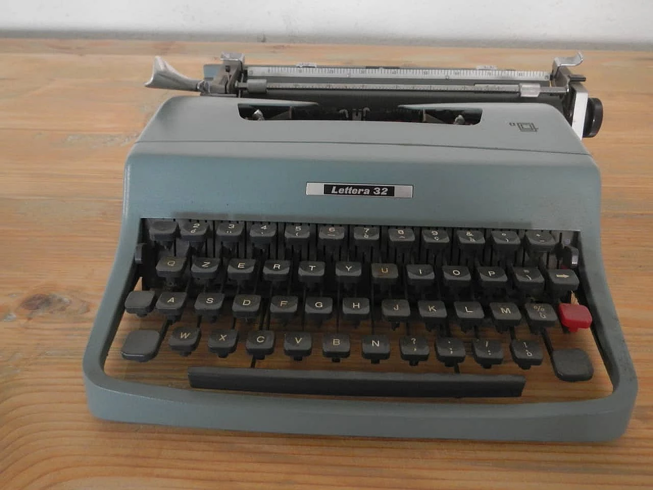 Olivetti Typewriter Letter 32, 70s 1091476